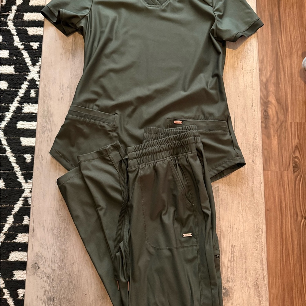 Cherokee Form Scrub Set
